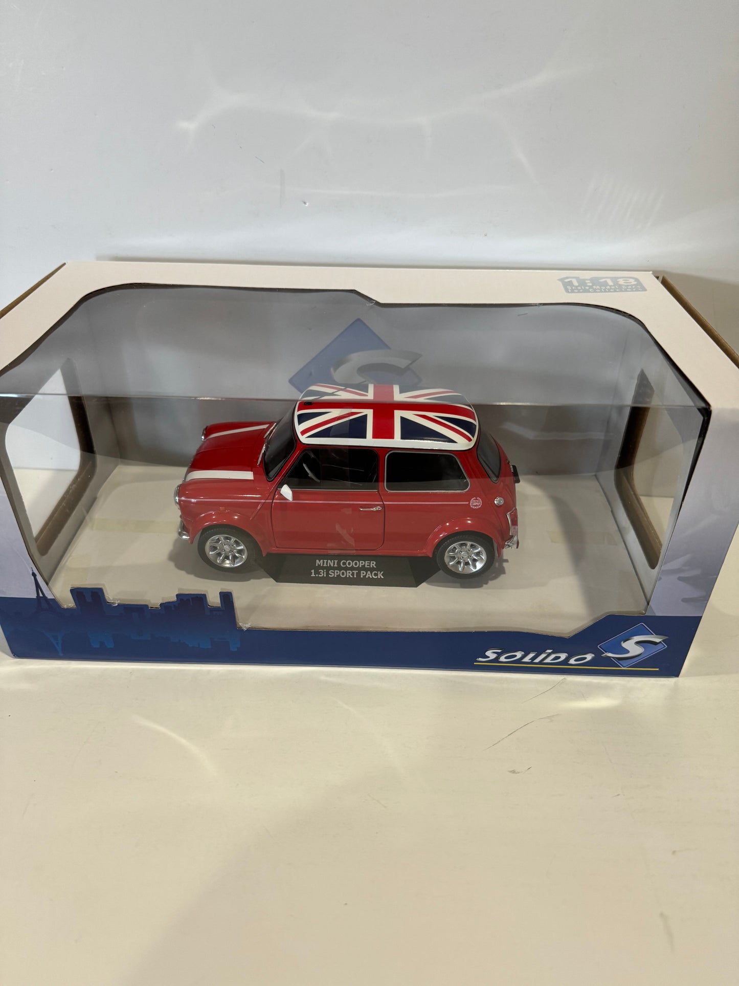 1/18 Solido Mini Cooper 1.3i Sport Pack Redfire & Flag