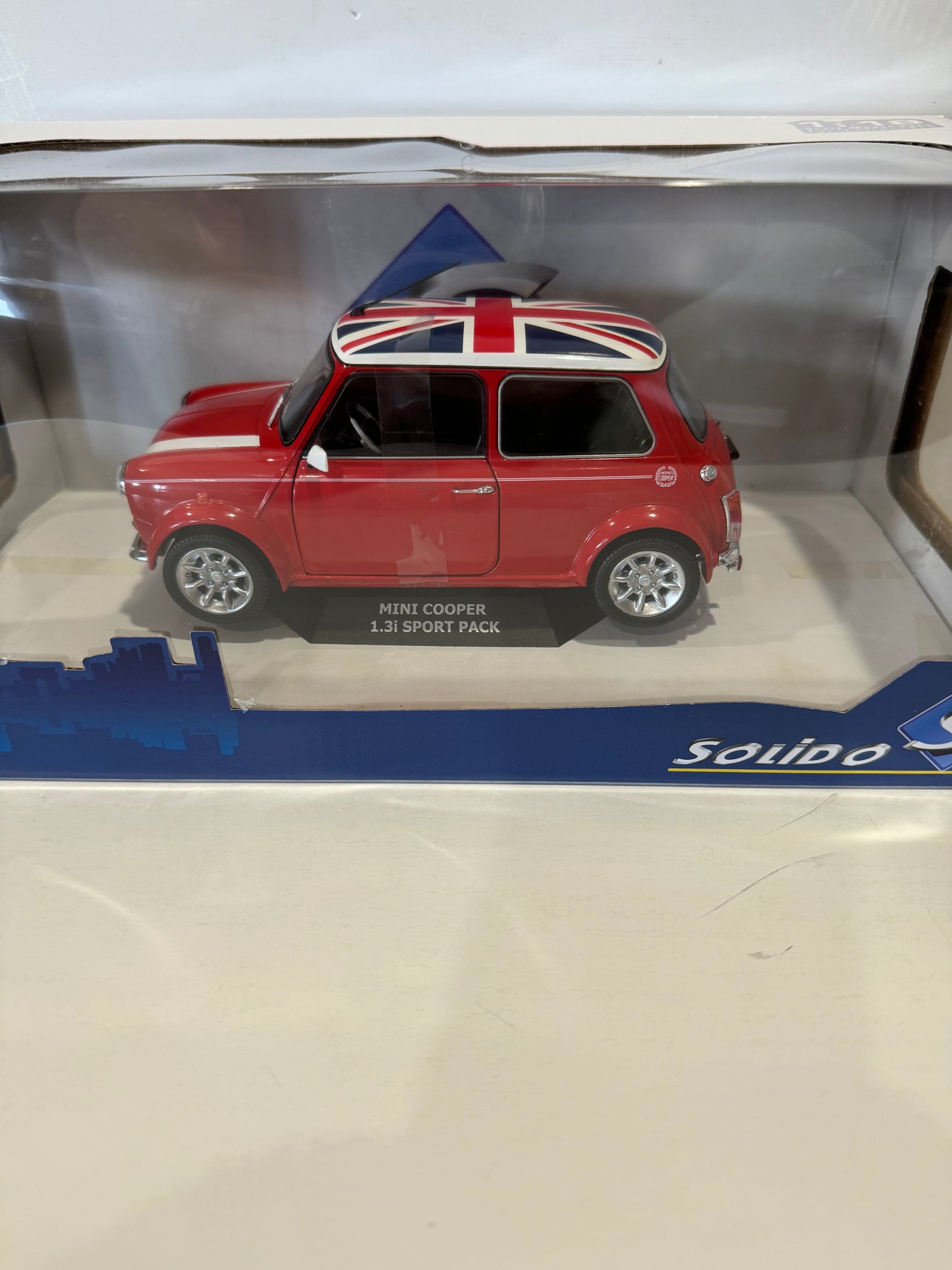 1/18 Solido Mini Cooper 1.3i Sport Pack Redfire & Flag